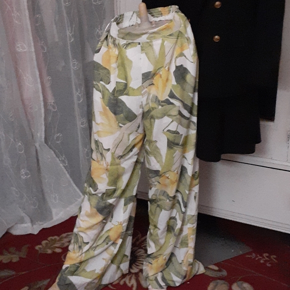 Tropical wide leg pants by Fashion Nova - Picture 2 of 8